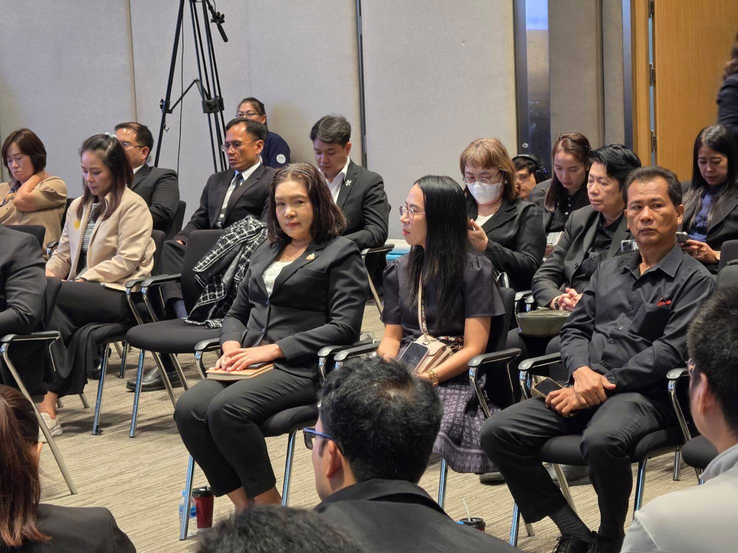 title - ผู้ตรวจราชการกรม ส.ป.ก. ร่วมการประชุมโต๊ะกลมเชิงนโยบาย 